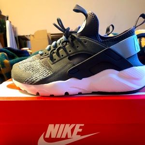 Nike Huarache Run 6Y; Brand new, never worn, new in box. Comes w/2 sets of laces
